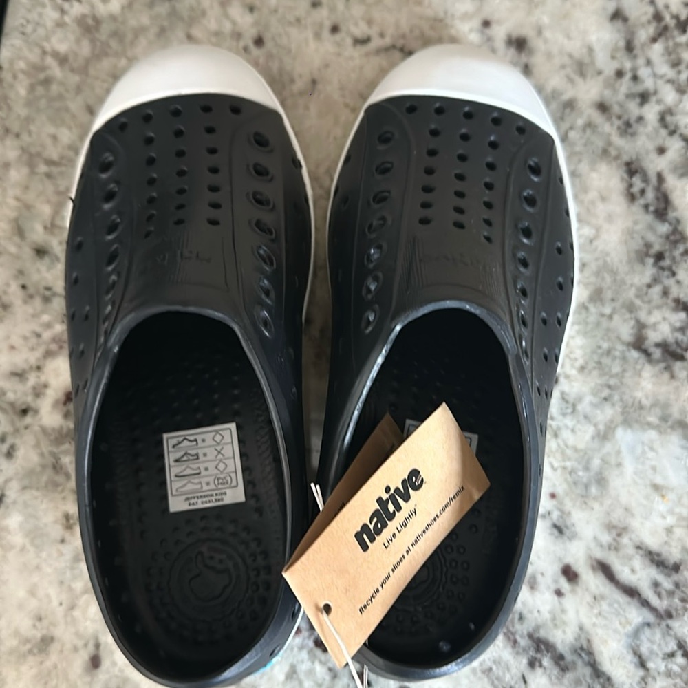 Native ship on shoes Jefferson Jiffy Black with Shell White soles